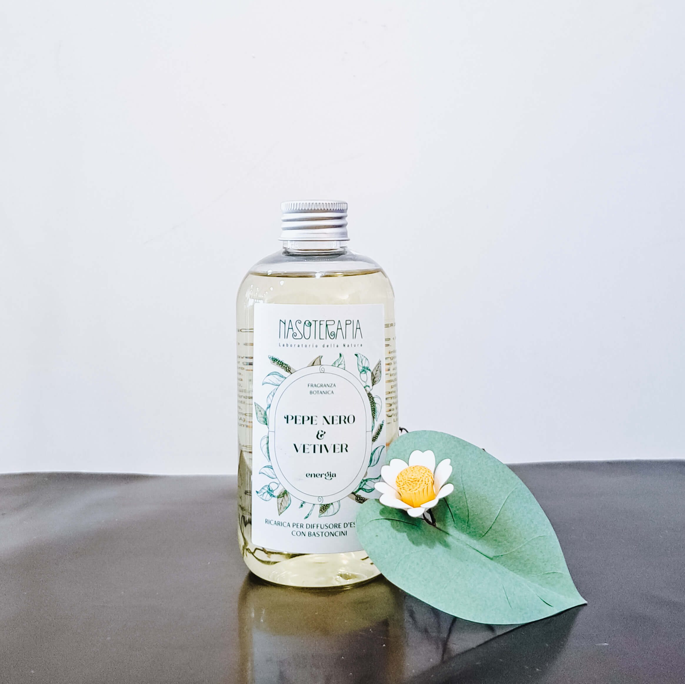 Ricarica per Diffusore a Bastoncini Pepe Nero e Vetiver di Nasoterapia 250 ml