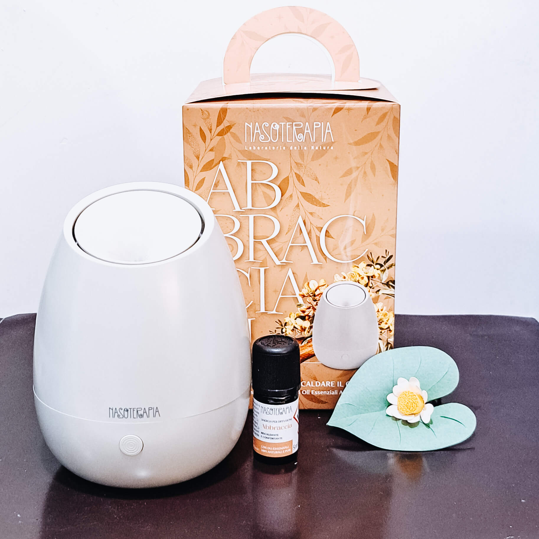 Kit Aromaterapico Abbracciati con Sinergia di Oli Essenziali Abbraccia e Diffusore a Ultrasuoni Bloom Artemisia di Nasoterapia 5 ml