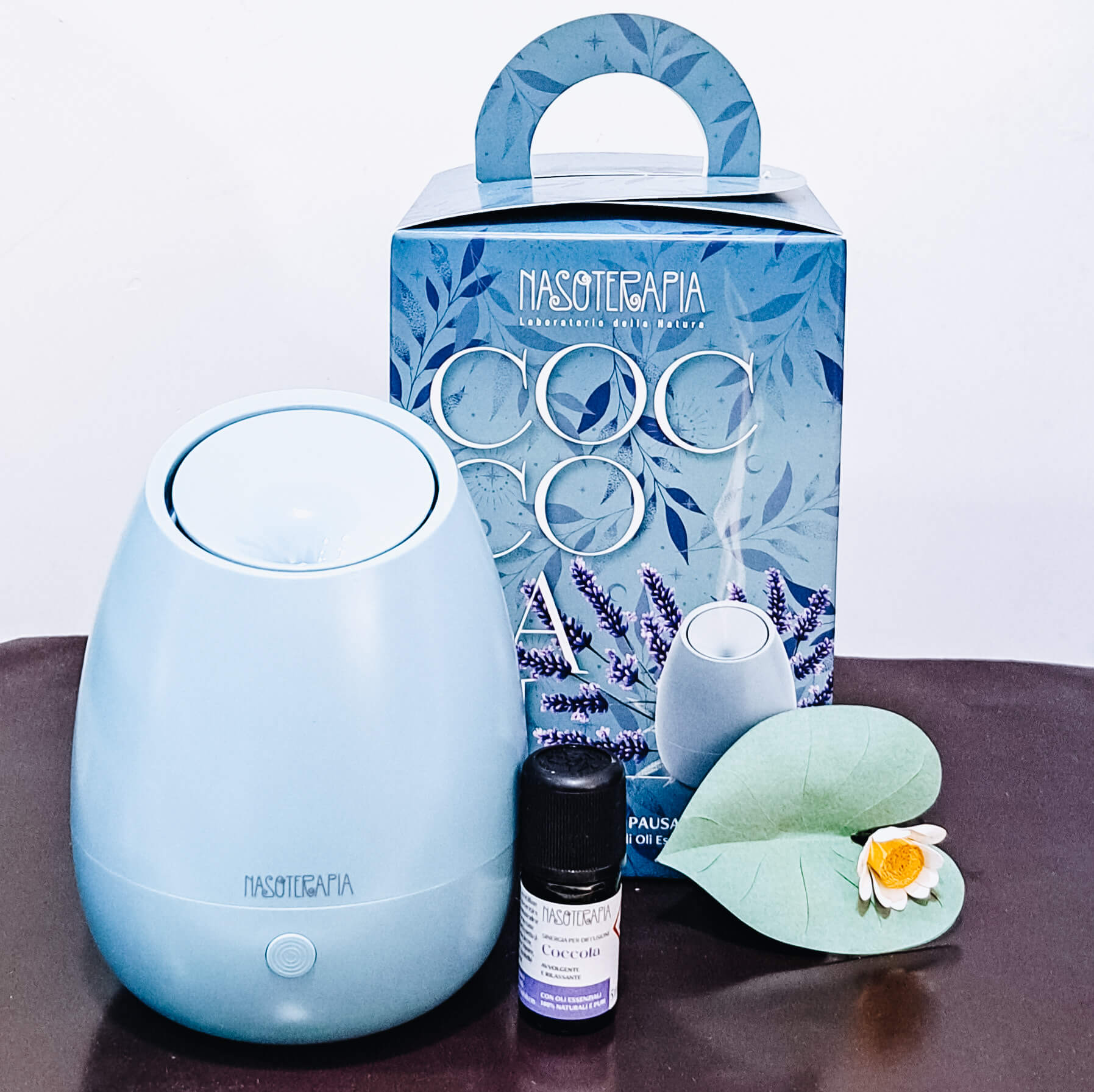 Kit aromaterapico Coccolati con Sinergia di Oli Essenziali Coccola e Diffusore a Ultrasuoni Bloom Ortensia di Nasoterapia 5 ml